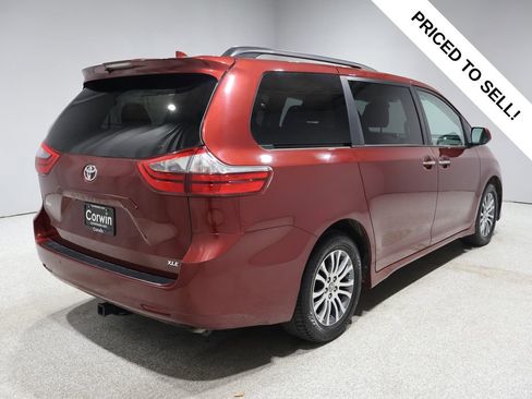 Used 2020 Toyota Sienna XLE image 2