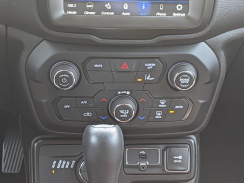 Used 2022 Jeep Renegade Trailhawk AWD/4WD image 23