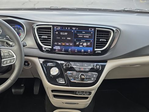 Used 2024 Chrysler Pacifica Touring-L FWD image 16