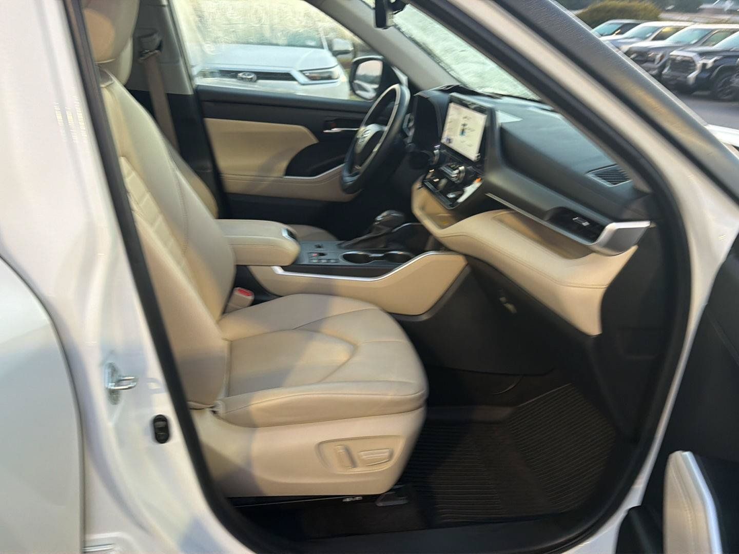 Used 2023 Toyota Highlander XLE FWD image 13