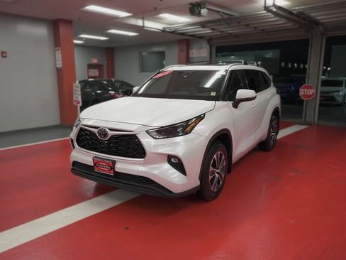 Certified 2022 Toyota Highlander XLE image 3