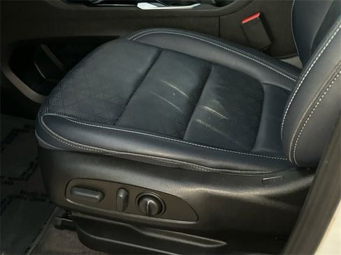 Used 2022 Chevrolet Bolt EUV LT w/ Convenience Package image 22