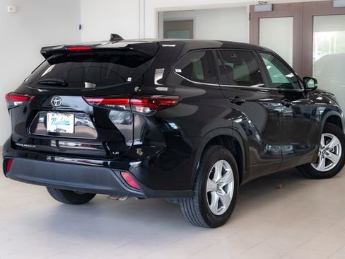 Used 2024 Toyota Highlander LE FWD image 28