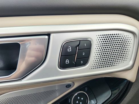 Used 2023 Ford Explorer Platinum w/ Technology Package image 21