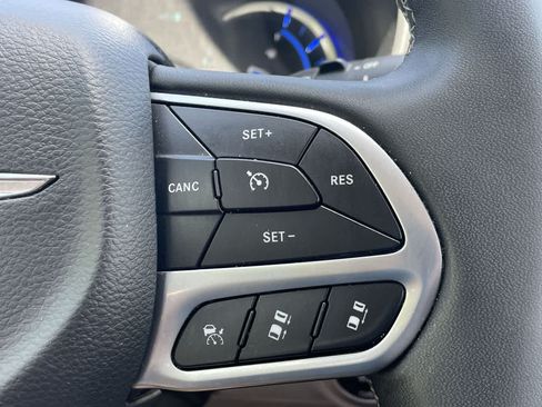 Used 2024 Chrysler Pacifica Limited FWD image 30