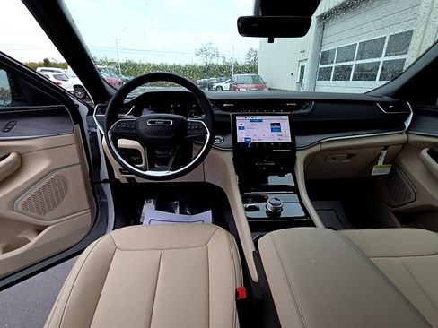 New 2025 Jeep Grand Cherokee L Limited image 9