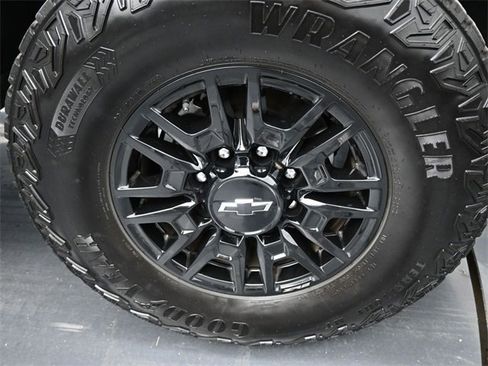 Used 2024 Chevrolet Silverado 2500 ZR2 w/ Technology Package image 39