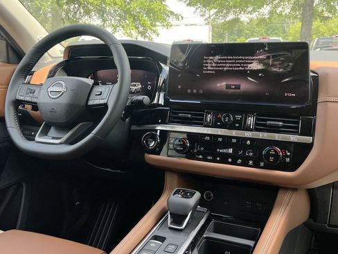 New 2026 Nissan Pathfinder Platinum FWD image 3