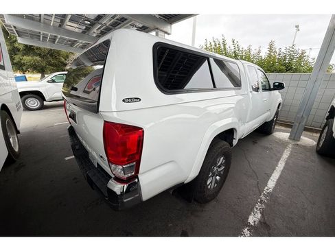 Used 2017 Toyota Tacoma SR5 w/ Tow Package AWD/4WD image 5