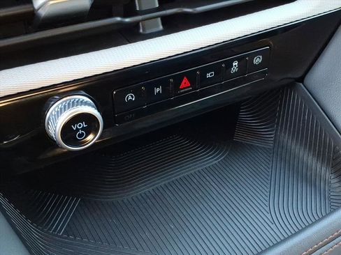 Used 2025 Ford Explorer Active w/ Active Comfort Package image 22