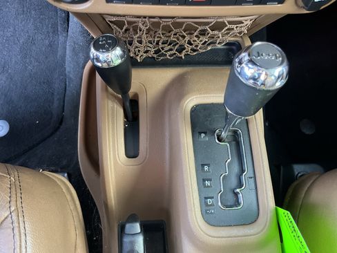 Used 2015 Jeep Wrangler Unlimited Sahara w/ Mopar Chrome Edition Group AWD/4WD image 19