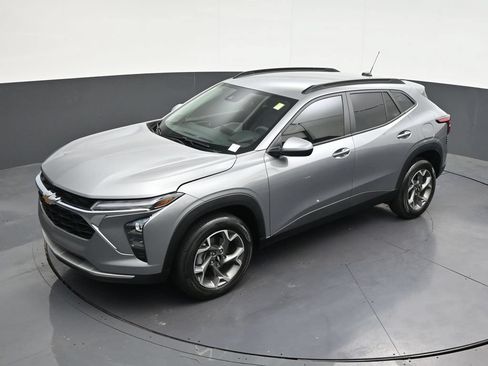 Used 2025 Chevrolet Trax LT FWD image 17