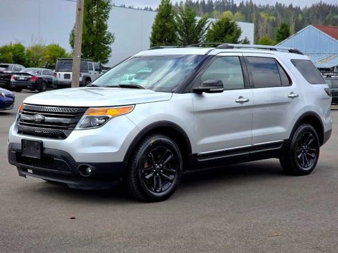 Used 2015 Ford Explorer XLT w/ Equipment Group 202B AWD/4WD image 3