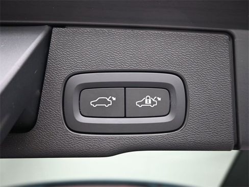 Used 2022 Volvo XC60 B5 Inscription w/ Climate Package image 32