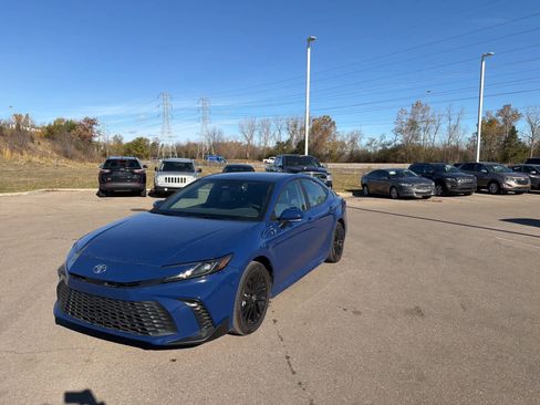 Used 2025 Toyota Camry SE image 3