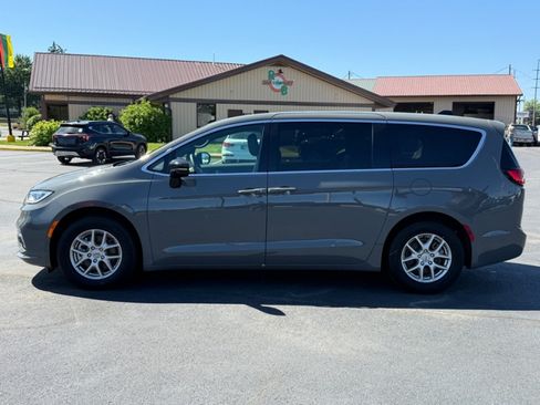 Used 2025 Chrysler Pacifica Select FWD image 5