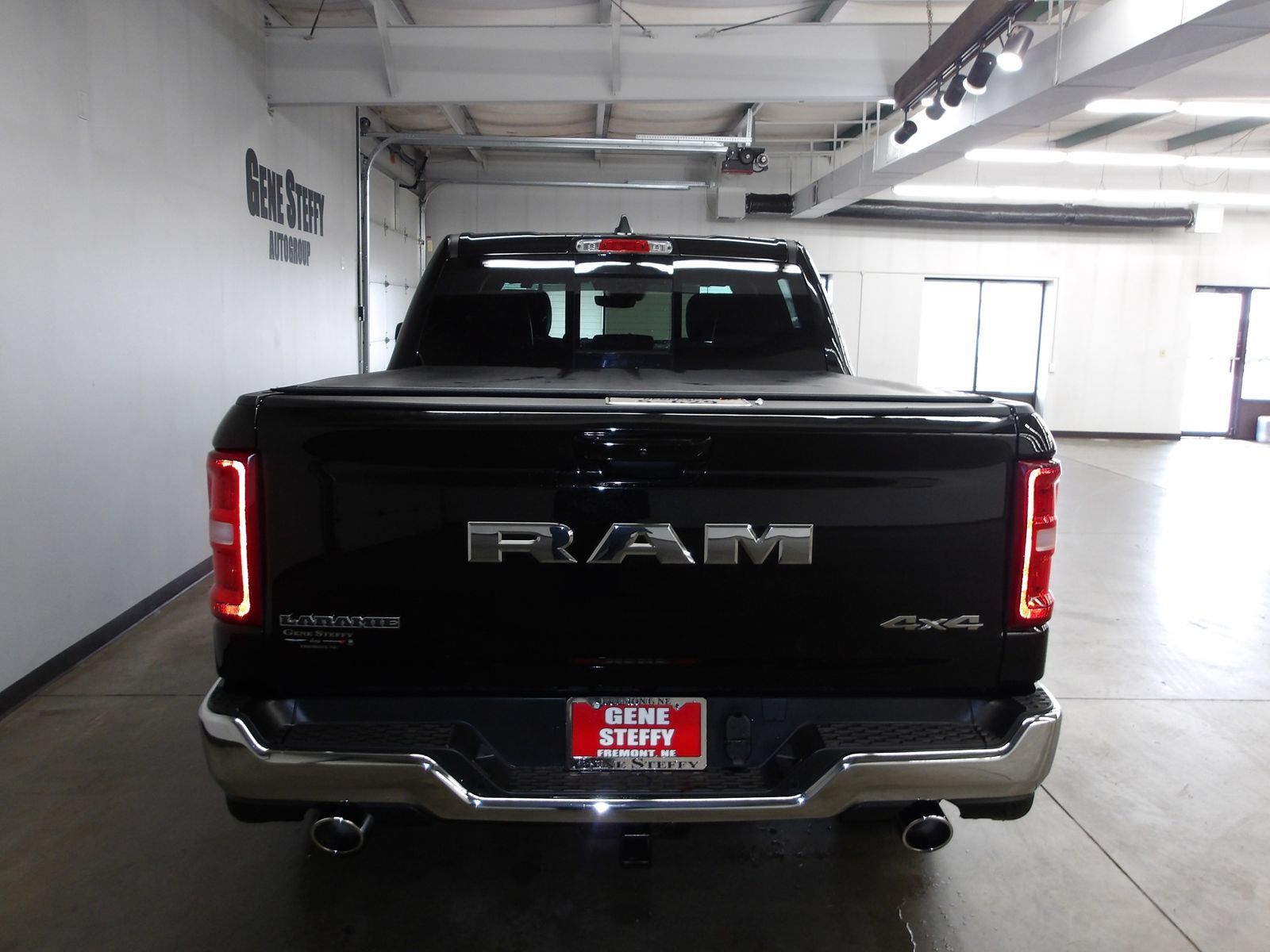 Used 2025 RAM 1500 Laramie AWD/4WD image 7