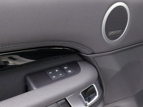 Used 2024 Land Rover Discovery S image 28