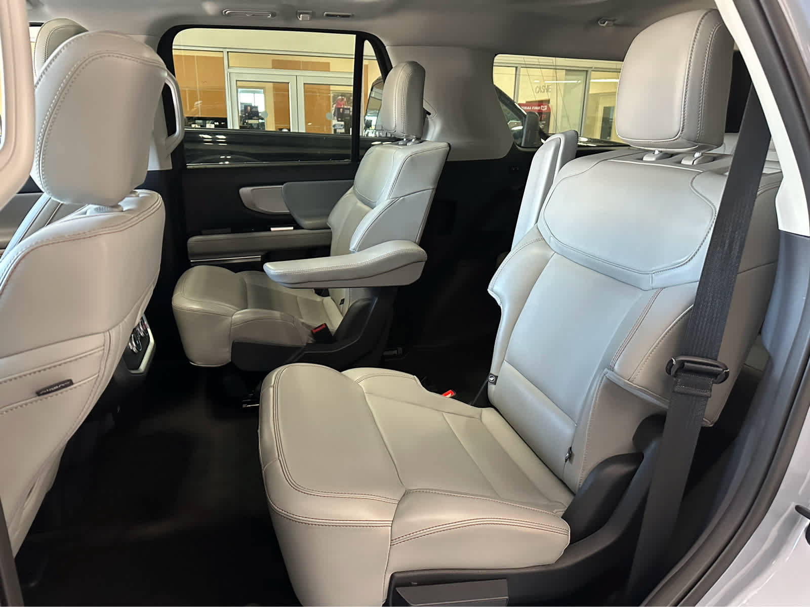 Certified 2025 Ford Expedition Active AWD/4WD image 33