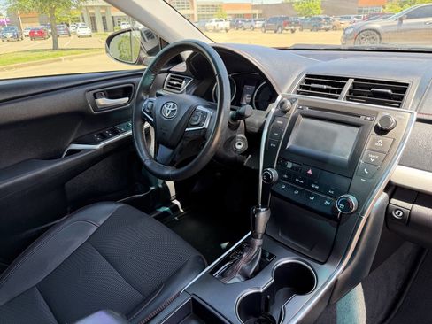Used 2017 Toyota Camry SE w/ Moonroof Package FWD image 11