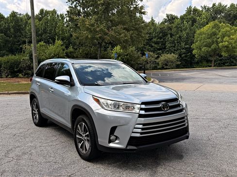 Used 2019 Toyota Highlander XLE FWD image 3