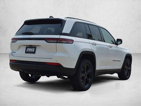 Used 2024 Jeep Grand Cherokee Altitude AWD/4WD image 5