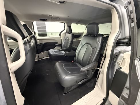 Used 2018 Chrysler Pacifica Touring-L w/ Advanced Safetytec Group FWD image 28