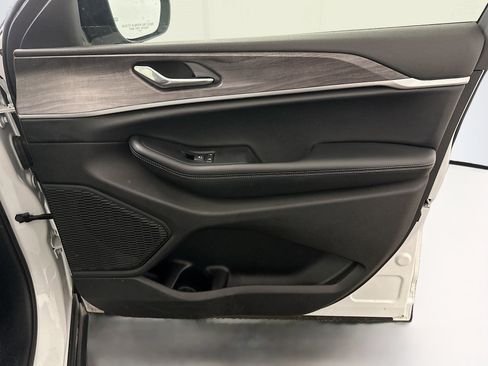 Used 2024 Jeep Grand Cherokee L Limited w/ Luxury Tech Group II AWD/4WD image 36