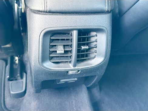 Used 2019 Jeep Cherokee Latitude Plus FWD image 18