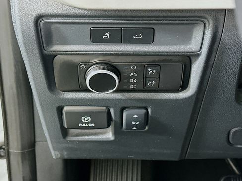 Used 2024 Ford Expedition XLT image 17