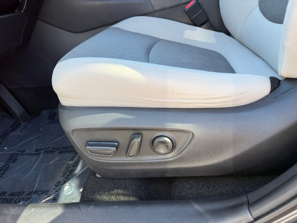 Used 2021 Toyota RAV4 XLE AWD/4WD image 17