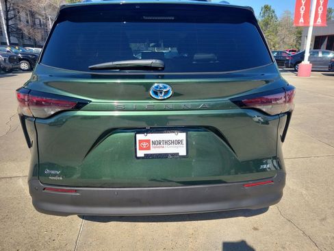Used 2025 Toyota Sienna XLE image 5
