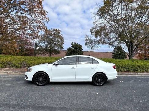 Used 2017 Volkswagen Jetta SE image 4