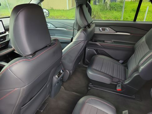Used 2026 Ford Explorer ST-Line w/ ST-Line Street Pack RWD image 19
