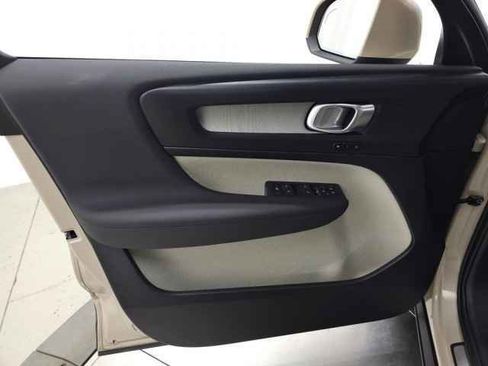 Used 2025 Volvo XC40 B5 Plus image 16