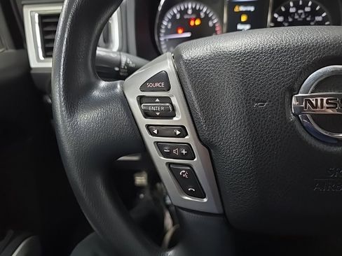 Used 2018 Nissan Titan SV image 19