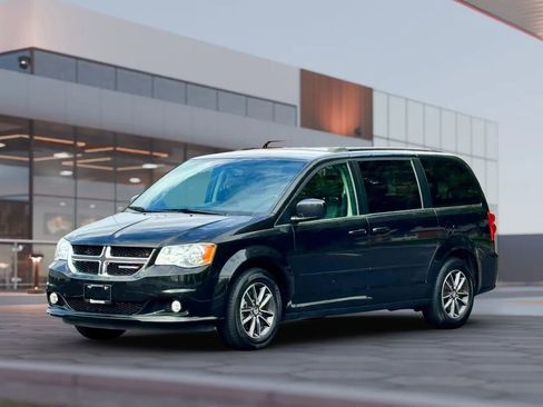 Used 2017 Dodge Grand Caravan SXT image 4