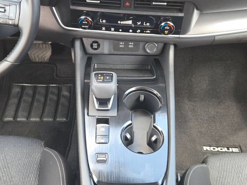 Used 2025 Nissan Rogue SV FWD image 18