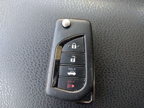 Used 2020 Toyota Camry SE image 32