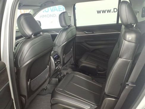 Used 2024 Jeep Grand Cherokee L Limited w/ Black Appearance Package AWD/4WD image 9