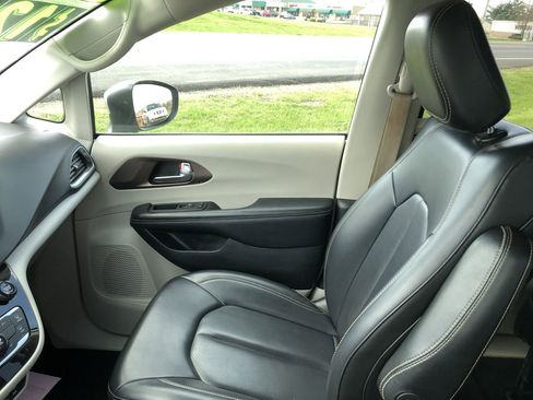 Used 2020 Chrysler Voyager Lxi image 32