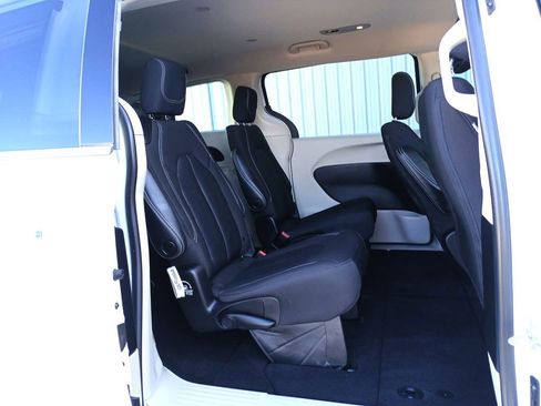 Used 2022 Chrysler Voyager LX image 28