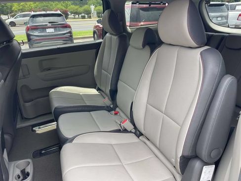 Used 2018 Kia Sedona LX w/ LX Essentials Premium Package FWD image 10