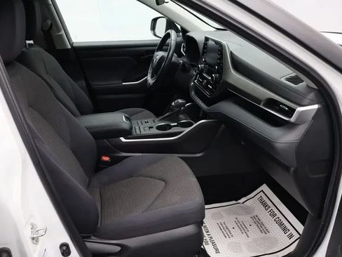 Used 2022 Toyota Highlander LE AWD/4WD image 17
