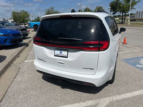New 2025 Chrysler Pacifica Limited w/ Uconnect Theater Family Group image 25