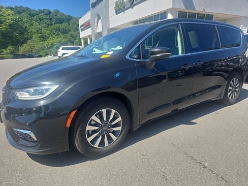Used 2022 Chrysler Pacifica Touring-L FWD image 8
