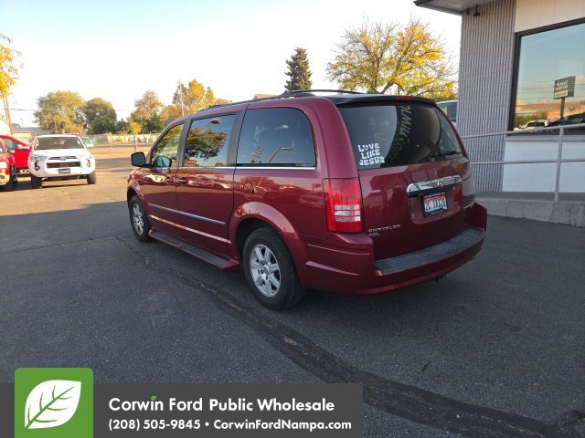 Used 2010 Chrysler Town & Country Touring w/ Entertainment Group #2 FWD image 8