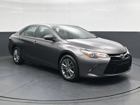 Used 2017 Toyota Camry SE FWD image 2