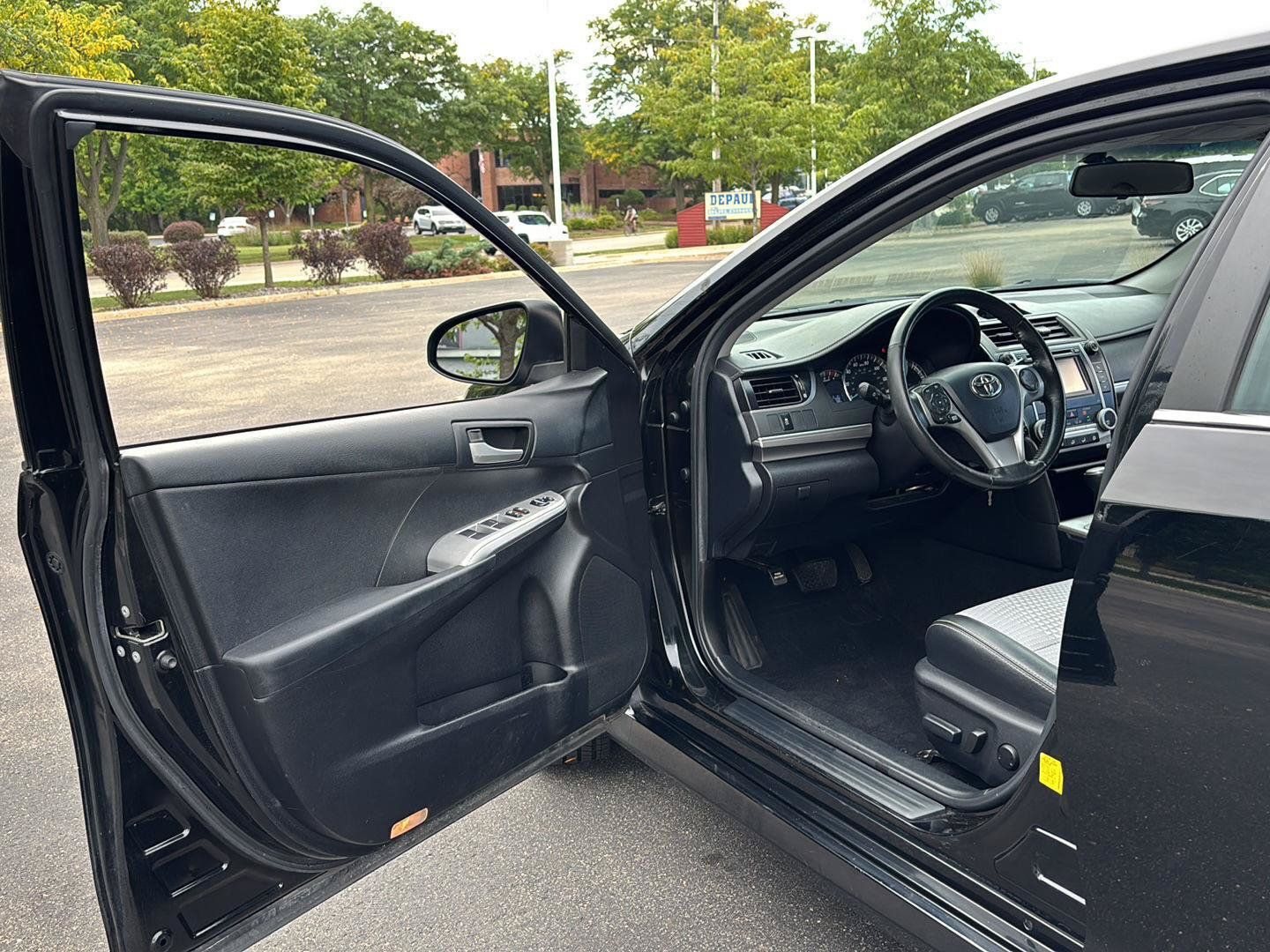 Used 2012 Toyota Camry SE FWD image 3