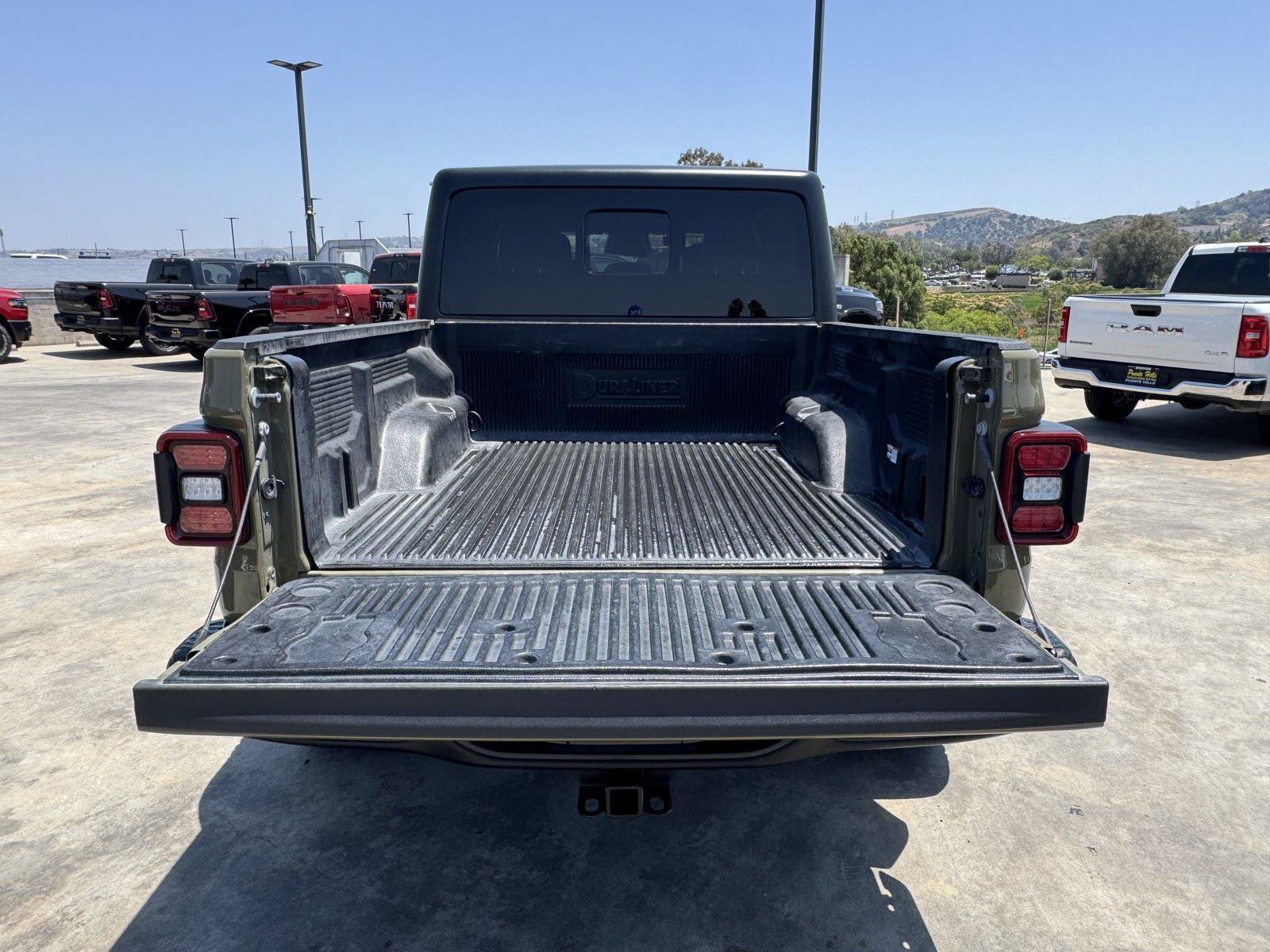 Used 2026 Jeep Gladiator Rubicon AWD/4WD image 13